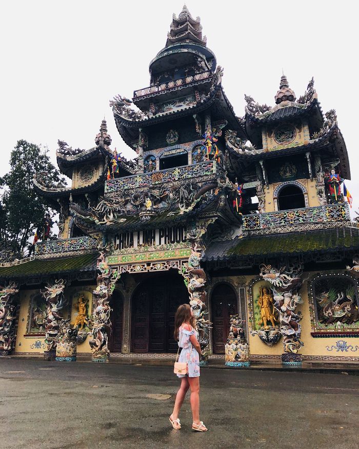 Chi tiết khảm vỏ chai lọ chùa Linh Phước