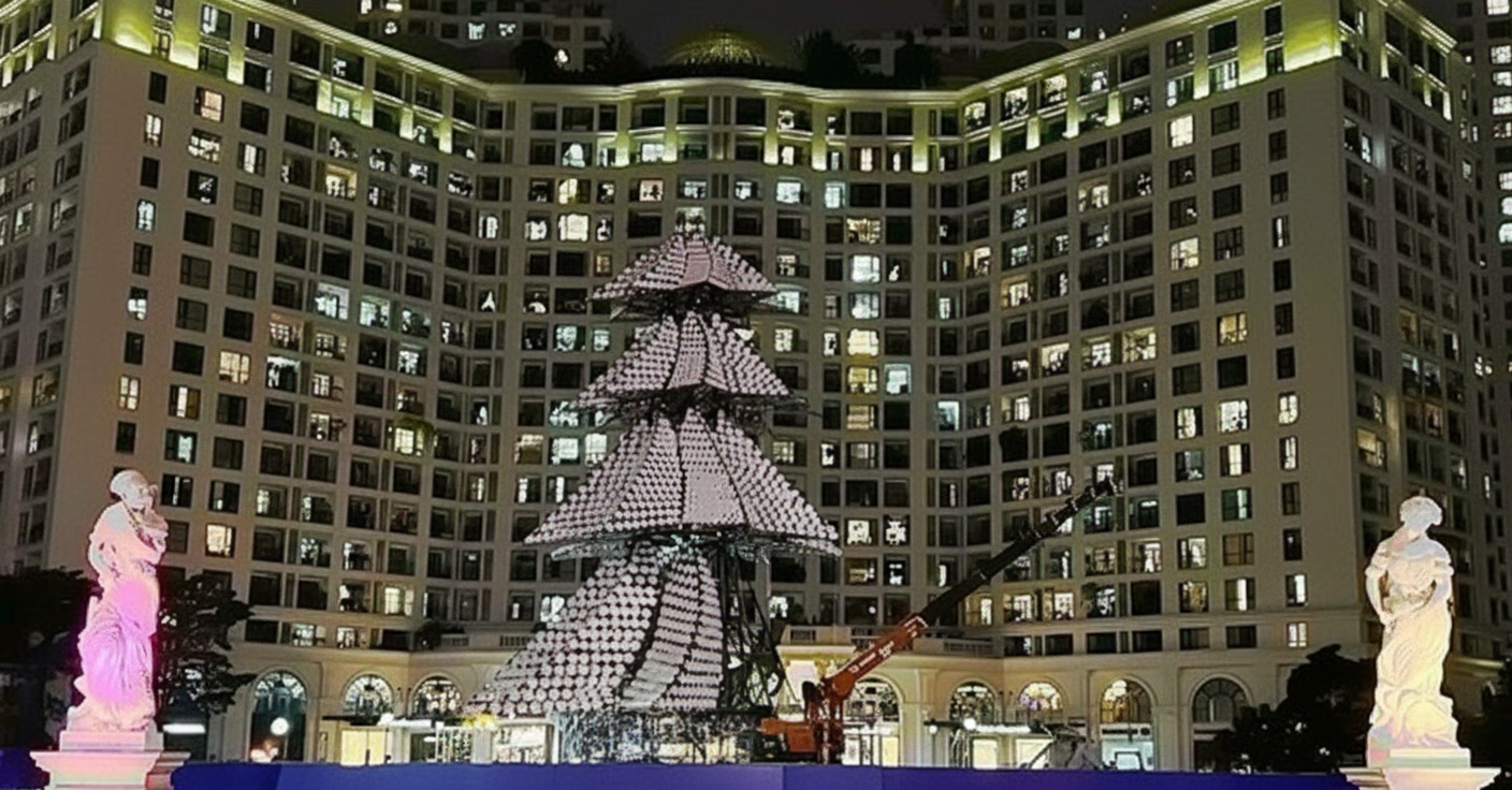 Cây thông Noel khổng lồ Đà Lạt Cây thông Noel khổng lồ Đà Lạt