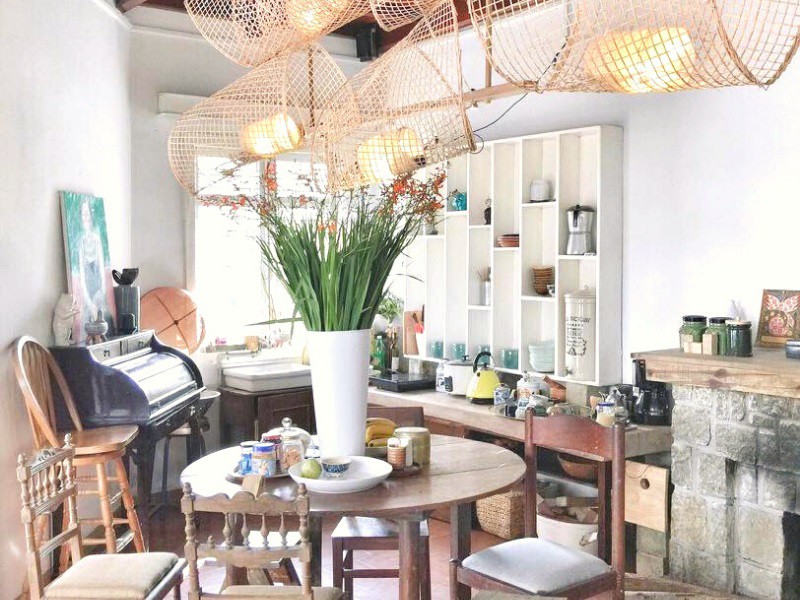 Phòng khách homestay có lò sưởi Đà Lạt