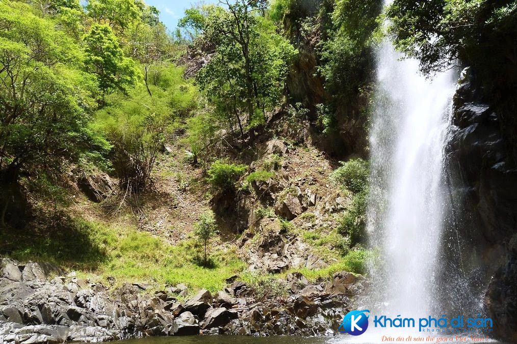 Thác nước hoang sơ núi rừng